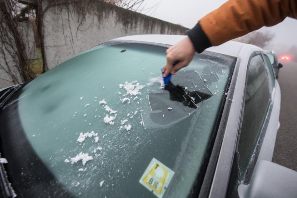 Immer angelaufene Scheiben können ein Hinweis auf undichte Stellen am Auto sein.