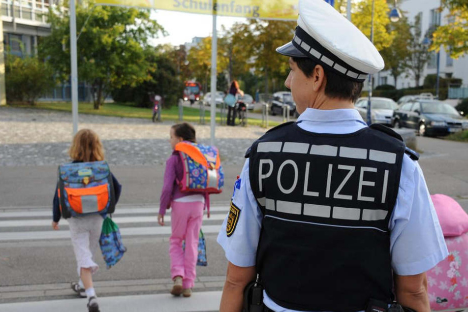 Der Mann attackierte das kleine Mädchen grundlos auf ihrem Heimweg von der Schule. (Symbolbild)
