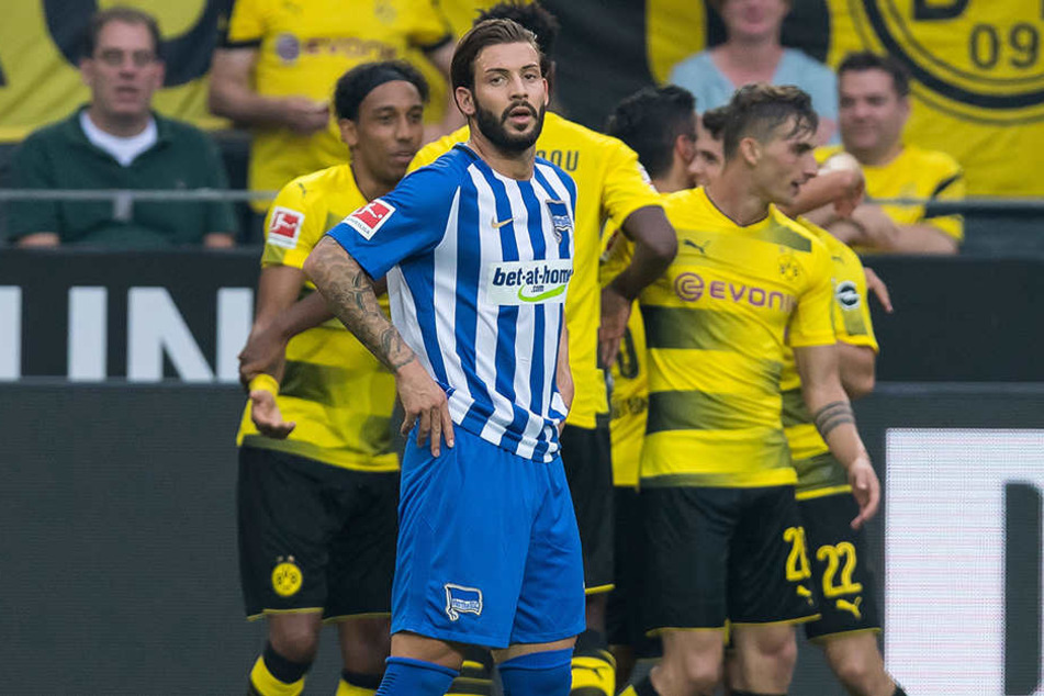 Marvin Plattenhardt schaut bedröppelt den Dortmundern beim Jubeln zu.