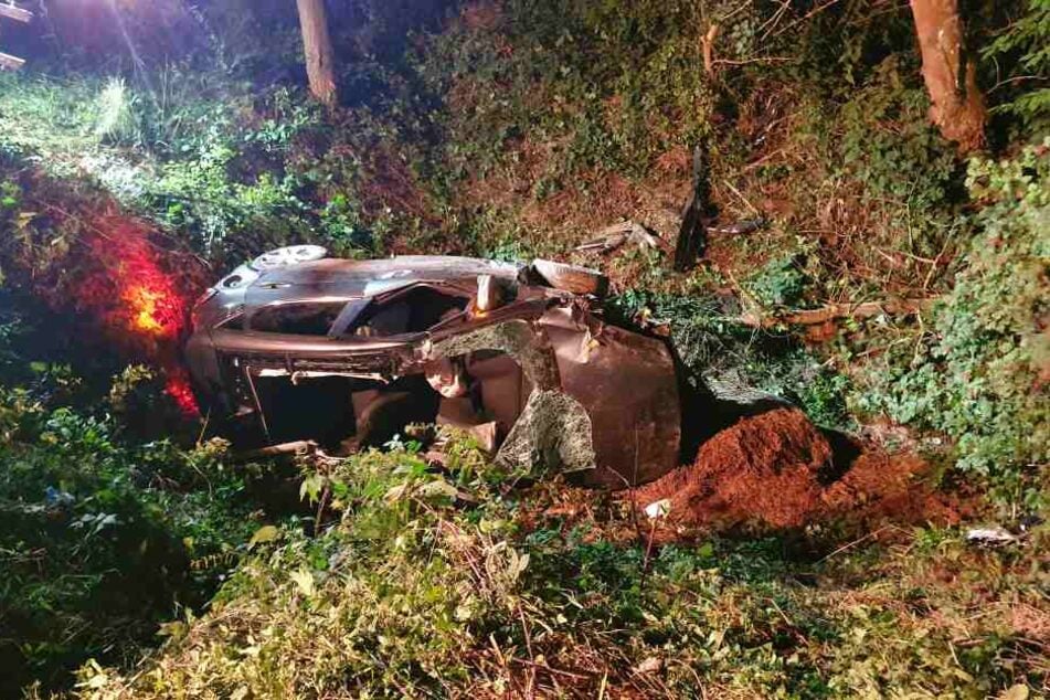 Das Auto des jungen Mannes war über ein Feld gefahren und in einem Bach gegen einen Baum geprallt.