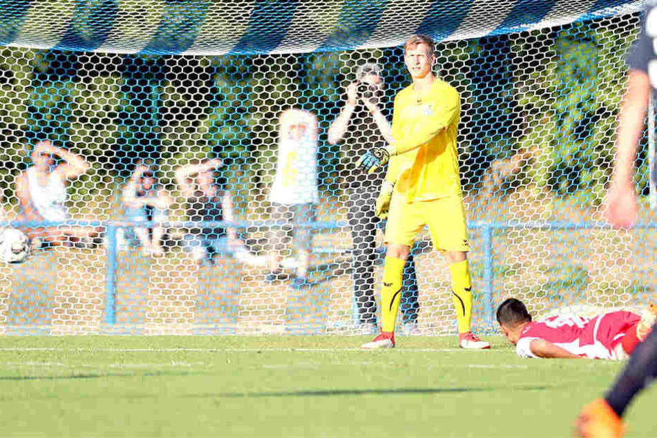 Kenny Prince Redondo (liegend) trifft zum 2:0.