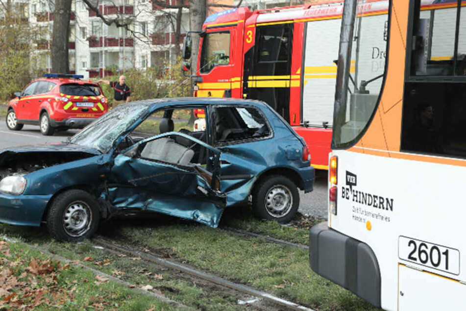 Die Fahrerin des Daihatsu hatte beim Abbiegen wohl die Tram in Richtung Leutewitz übersehen.