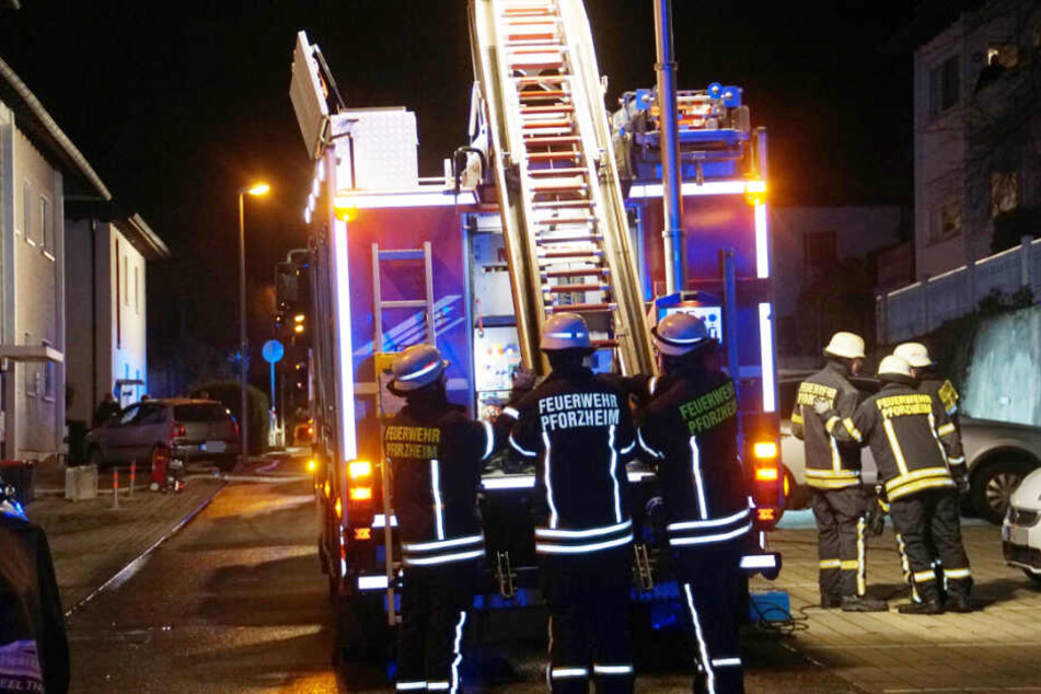 Feuerwehrleute mit Drehleiter am Einsatzort.