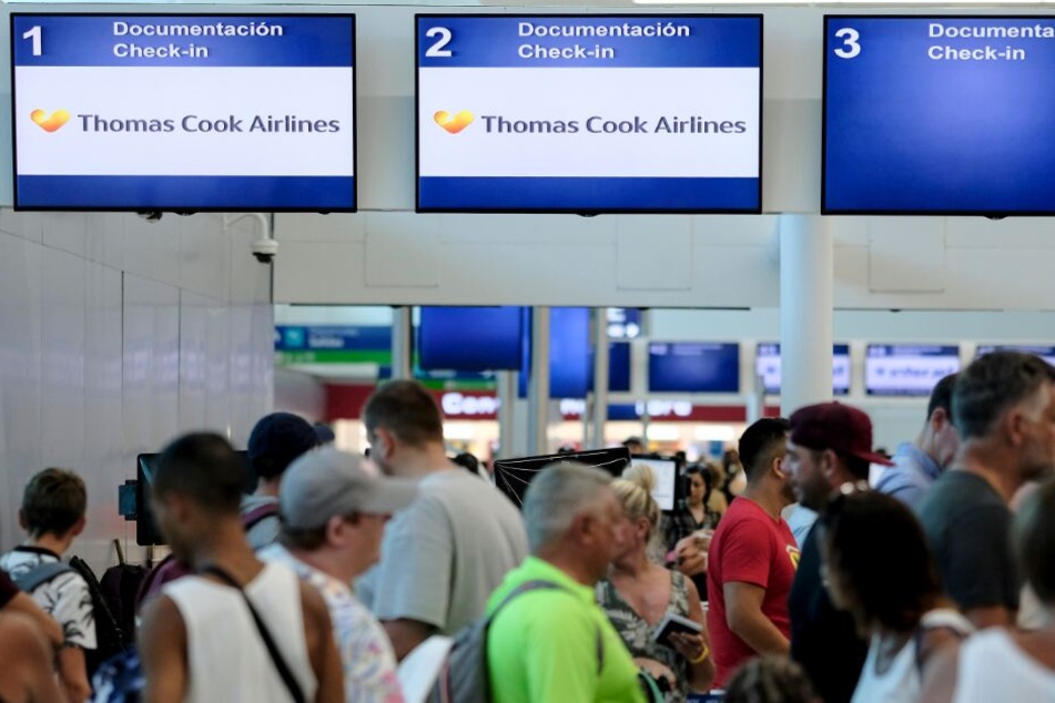 Gestrandete Touristen stehen vor dem Thomas-Cook-Schalter am Flughafen in Mexiko.