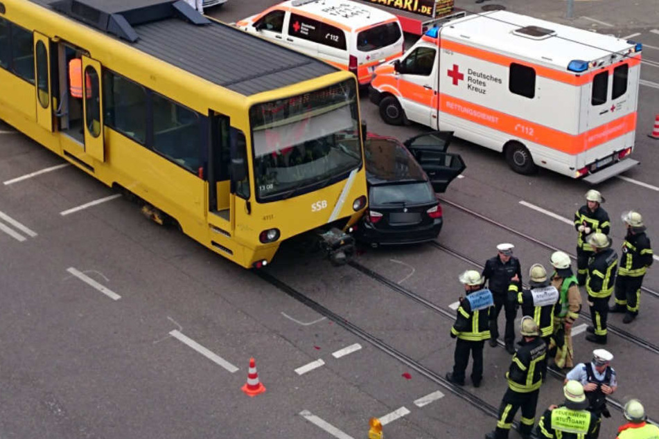 Mittlerweile ein regelmäßiger Anblick in Stuttgart: Ein Auto und eine Stadtbahn stoßen zusammen.