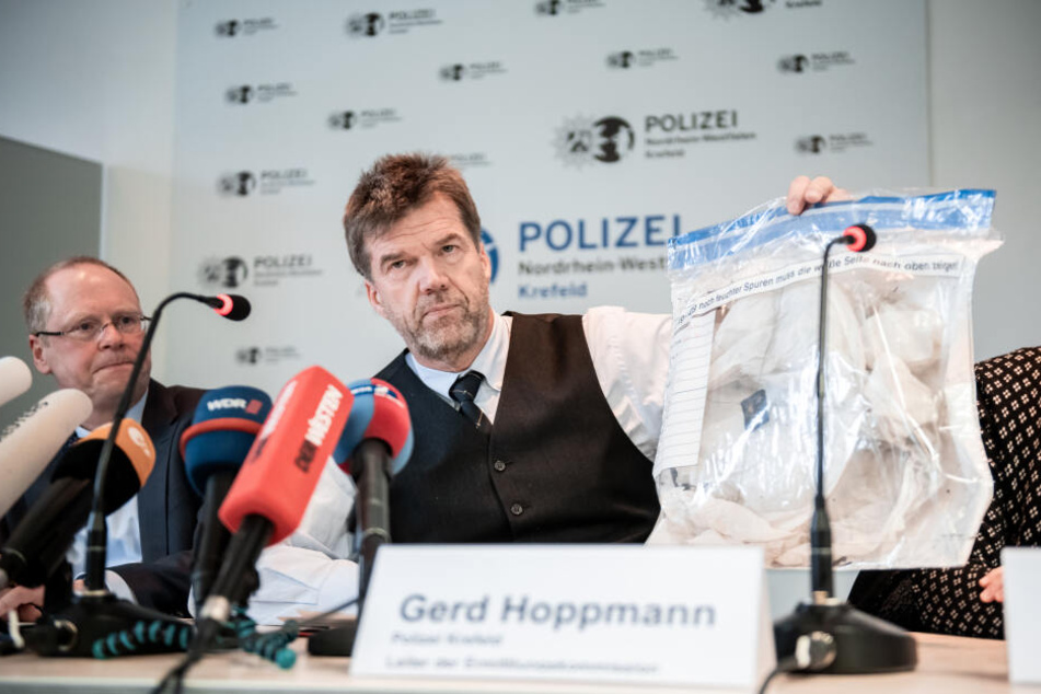 Gerd Hoppmann (r), Leiter der Ermittlungskommission der Polizei Krefeld, hält einen Beutel mit einer Himmelslaterne