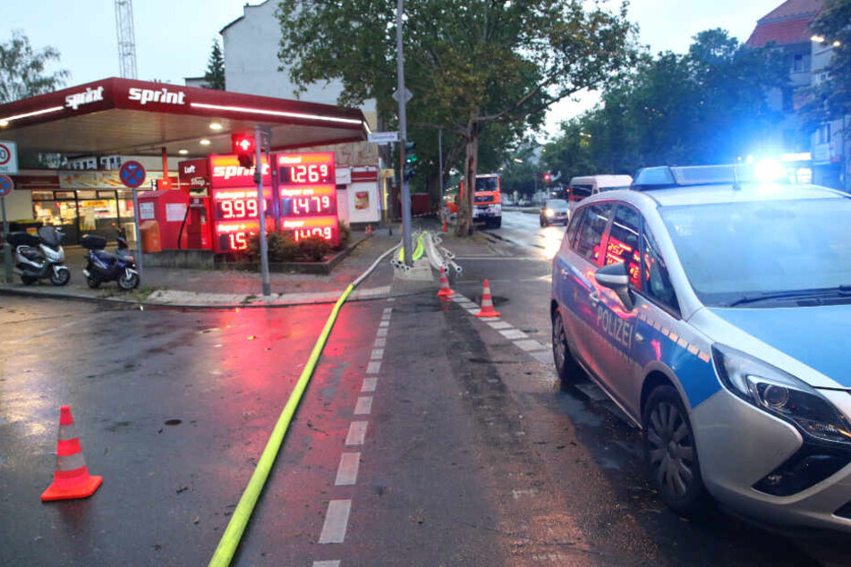 Am Donnerstagabend pumpte die Feuerwehr in der Residenzstraße 76 eine vollgelaufene Baugrube mit einer Spezialpumpe leer. Diese füllte sich bis fast zum Bordstein mit Regenwasser. Schuld soll ein heftiger Regenschauer gewesen sein. Es wurden hundere Meter