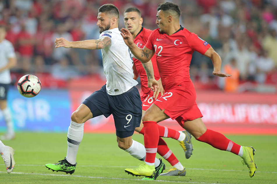 Türkeis Kaan Ayhan (r.) leitete mit seinem Tor zum 1:0 den Sieg ein.
