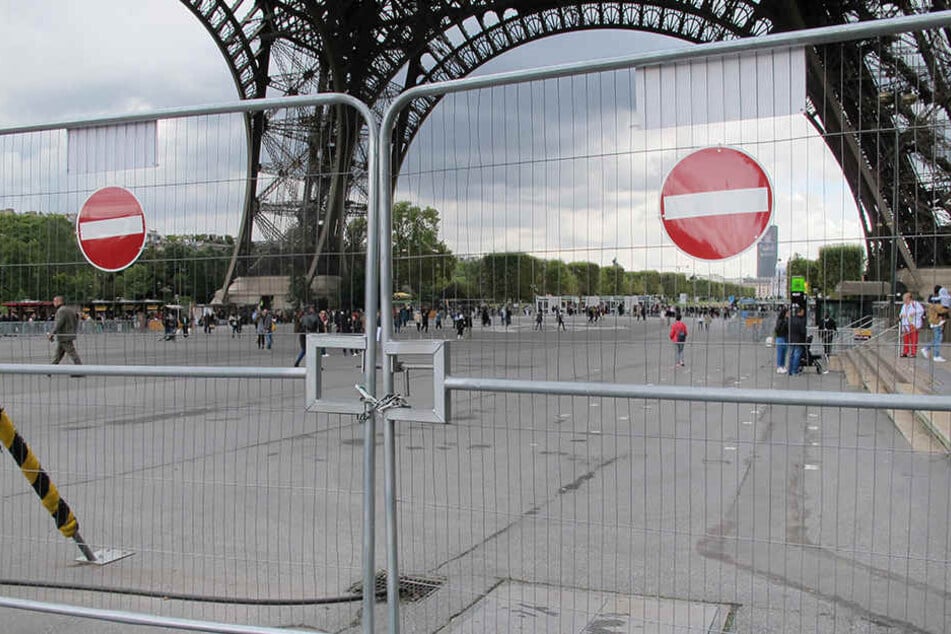 Absperrungen an der Südseite des Eiffelturms in Paris. Die Gitter werden durch eine Glasmauer ersetzt. Die Bauarbeiten haben am 18. September 2017 angefangen.