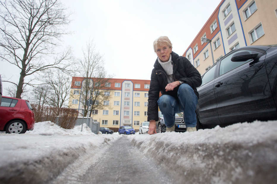 Heinrun Lenk (72) ärgert sich über vereiste Fahrrinnen in der
Zeisigwaldstraße.