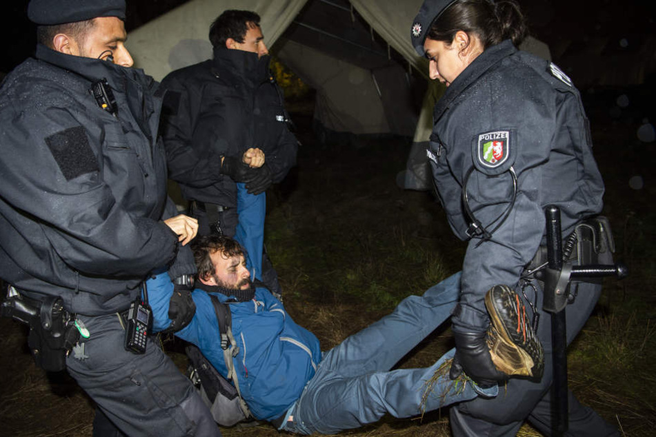Polizisten räumten einen Aktivisten weg.