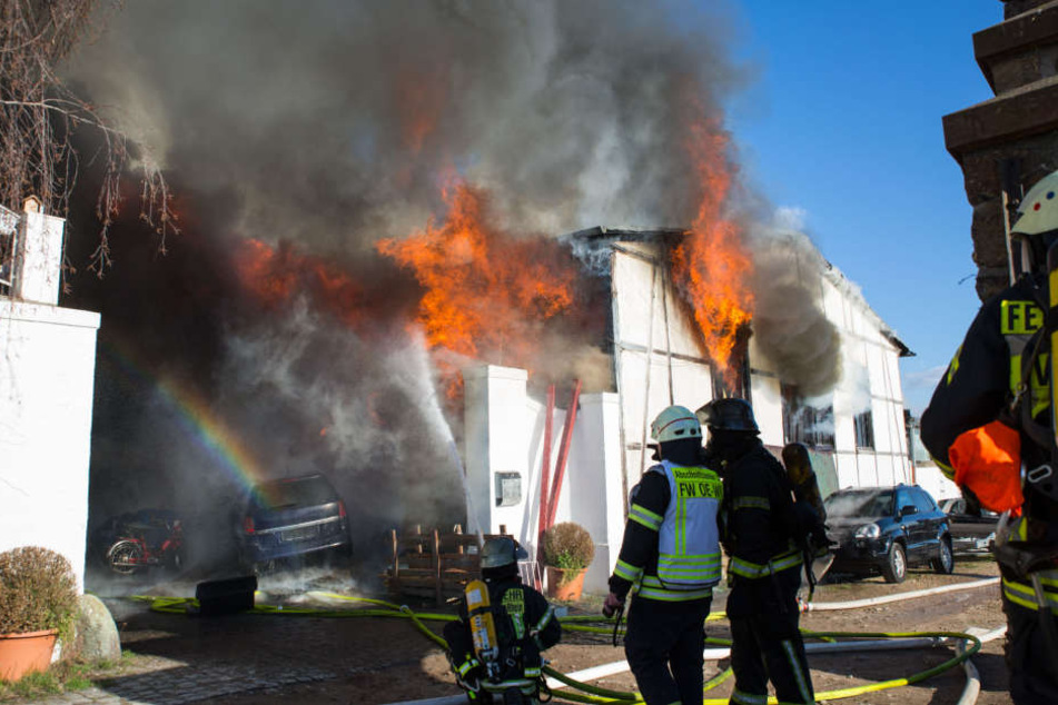 Die Halle stand komplett in Flammen, als die Feuerwehr eintraf.