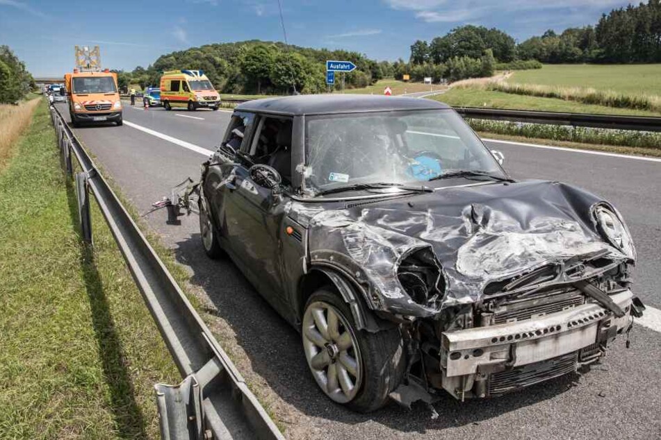 Der Mini krachte auf der A72 in die Leitplanke.