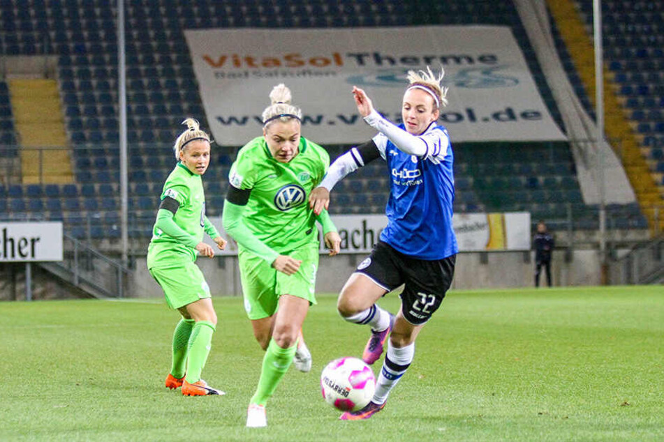 Maxine Birker (re.) kämpft mit Wolfsburgs Zsanett Jakabfi um den Ball.