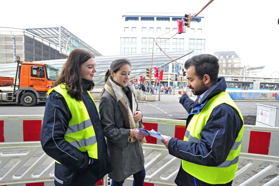 Die CVAG-Berater Jennifer Findeisen (17) und Oday Bahra (23) können Reporterin Isabel Möller (20) sagen, in welche Linie sie einsteigen muss.