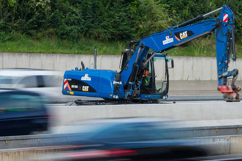 Bei Arbeiten mit einem Bagger kam ein Mann (59) ums Leben. (Symbolbild)
