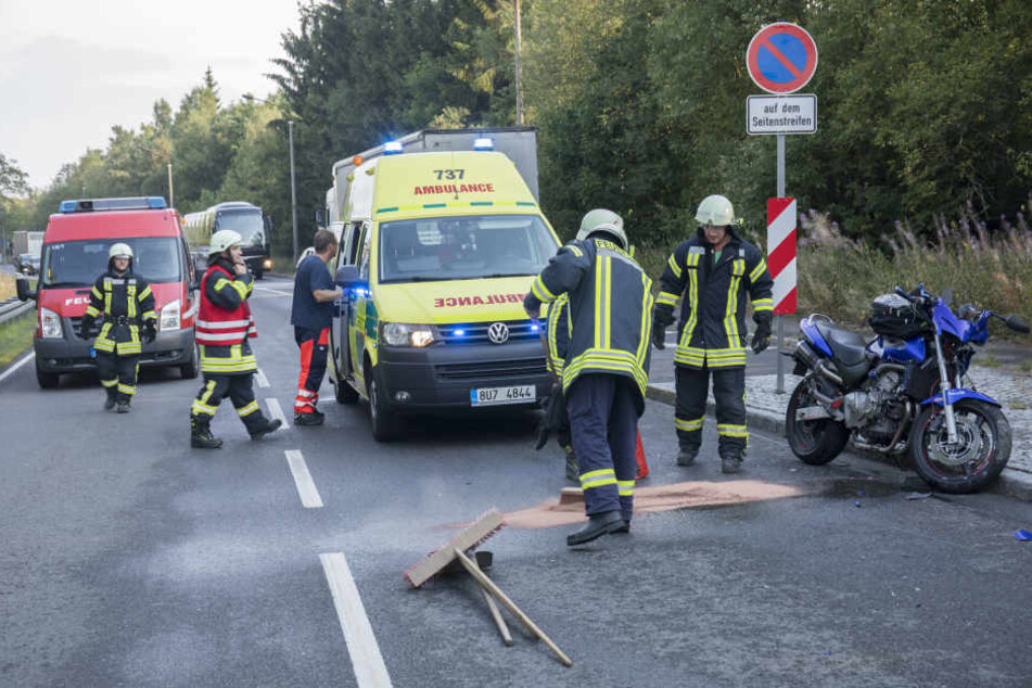Der Motorradfahrer musste in ein Krankenhaus gebracht werden.