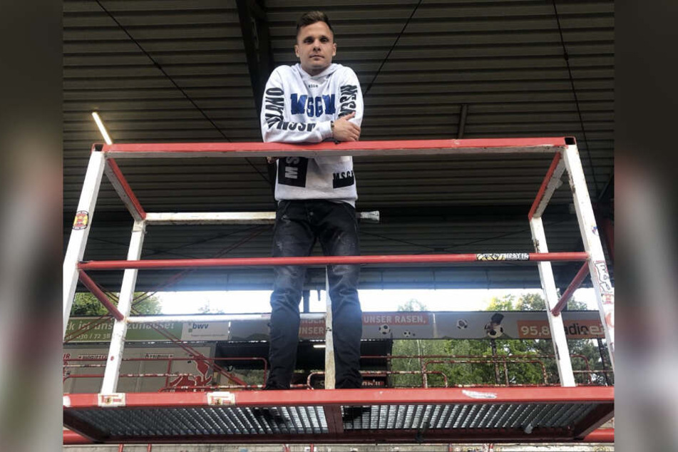 Demonstrativ steht Union-Stammkeeper Rafal Gikiewicz im Union-Block auf der Waldseite, fordert von den Ultras, den Boykott nicht durchzuführen.