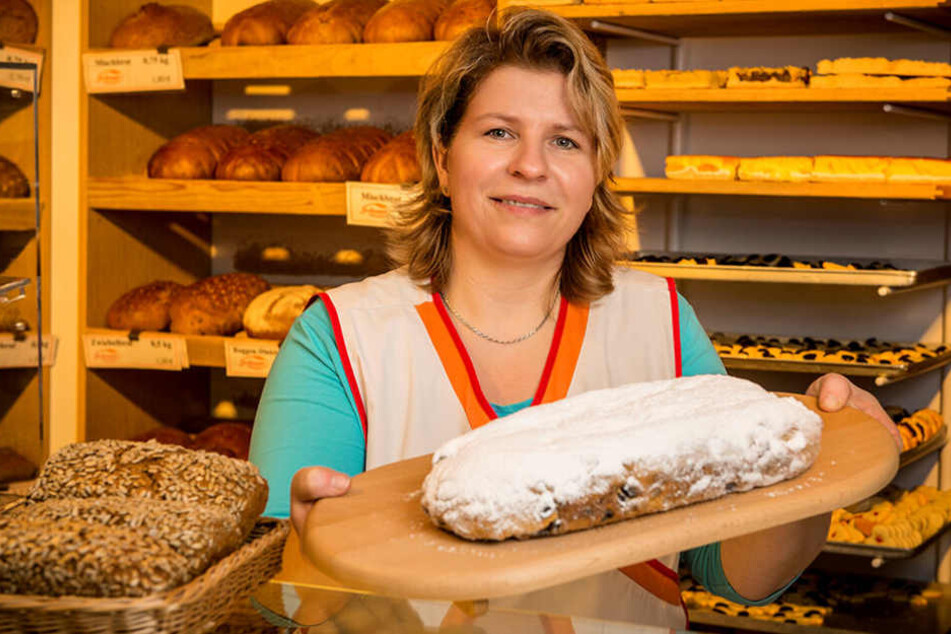 Manja Buschmann (40) präsentiert den fertigen Rosinenstollen.