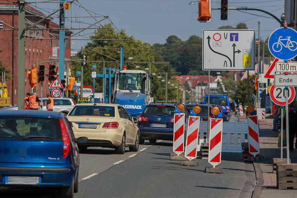 Auf der Artur-Ladebeck-Straße kappten die Bauarbeiter eine Stromleitung.