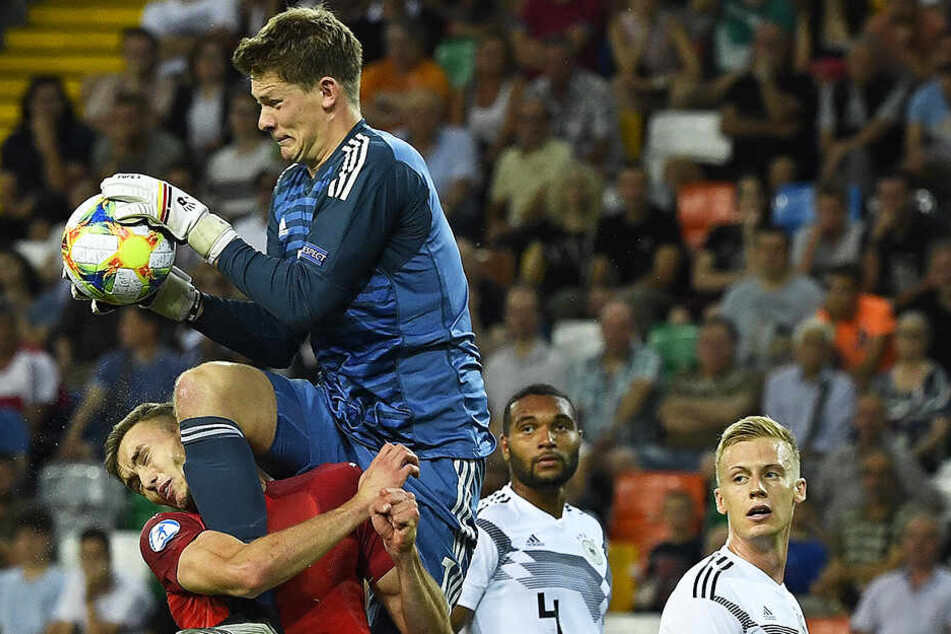 Nach diesem heftigen, aber auch unglücklichen Zusammenprall von Deutschlands Keeper Alexander Nübel und Österreichs Angreifer Sasa Kalajdzic (l.) gab es Elfmeter für Österreich.