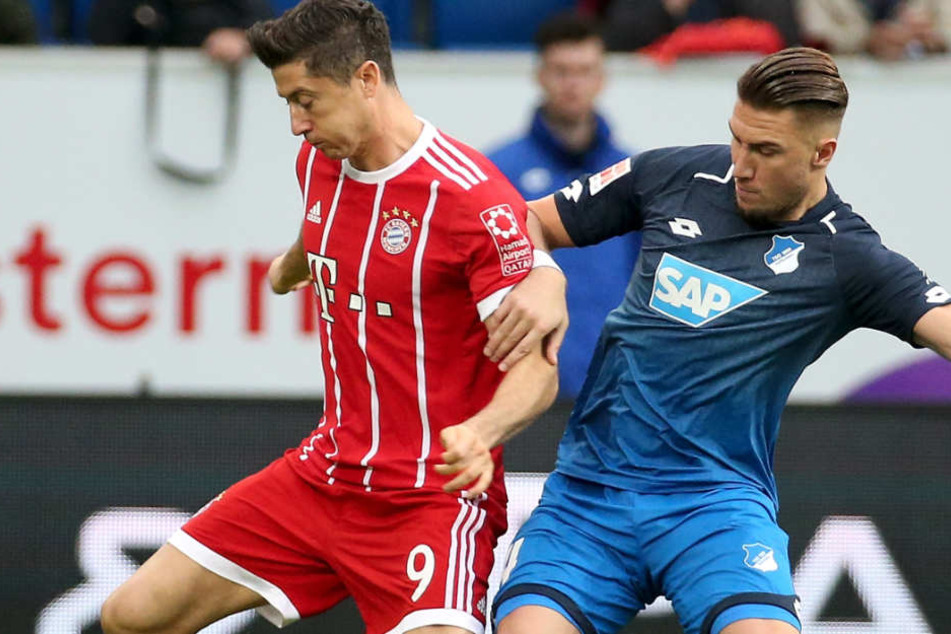 TSG-Hoffenheim Verteidiger Ermin Bicakcic (r.) kritisiert die jüngere Fußball-Generation. (Bild: Zweikampf mit FC Bayern Stürmer Robert Lewandowski)