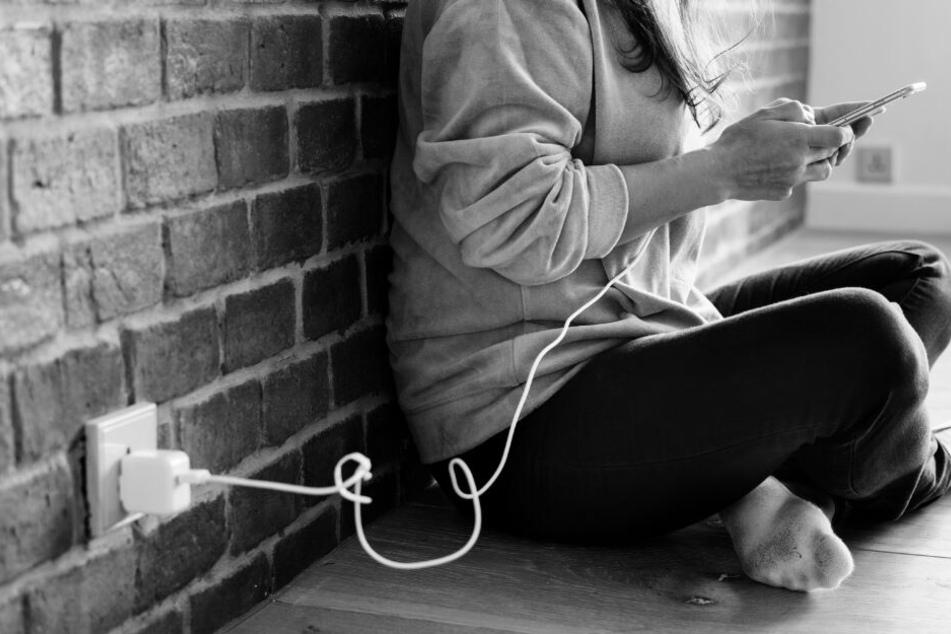 Was normalerweise ungefährlich ist, bedeutete für ihn den Tod: Der junge Thailänder benutzte sein Telefon, während es auflud. (Symbolbild)