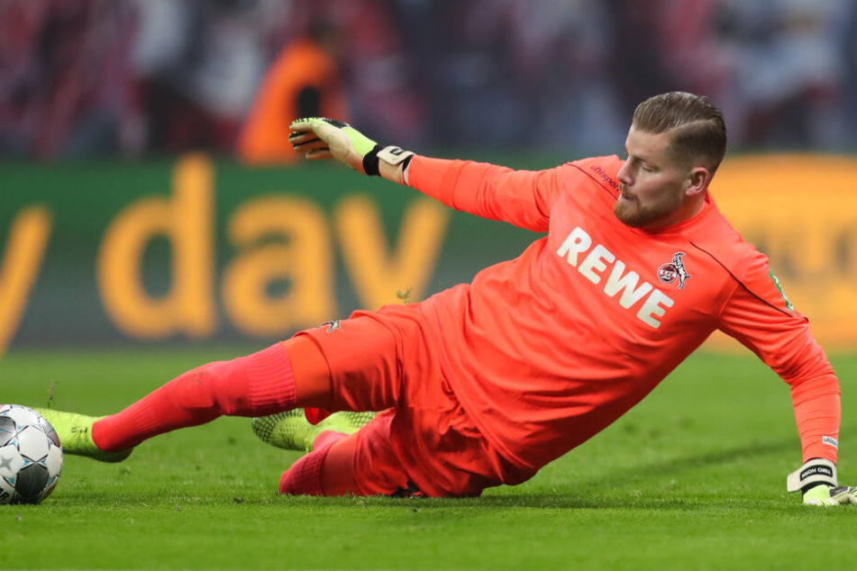 Kölns Torhüter Timo Horn bei einer Parade mit dem Fuß.