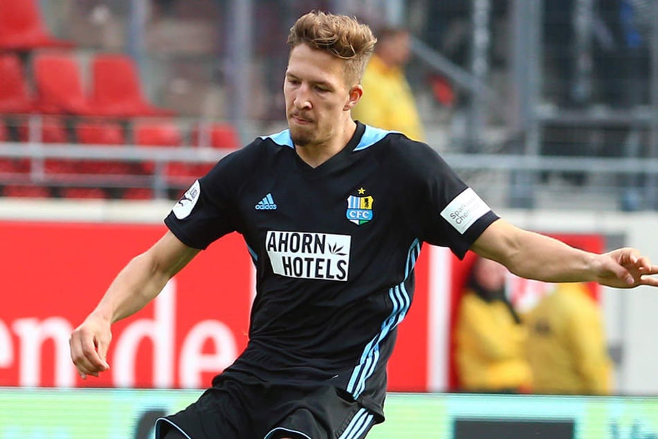 Janik Bachmann bei seinem Kurzeinsatz in Halle an Ball. Es war sein erster Drittliga-Auftritt für den Chemnitzer FC.
