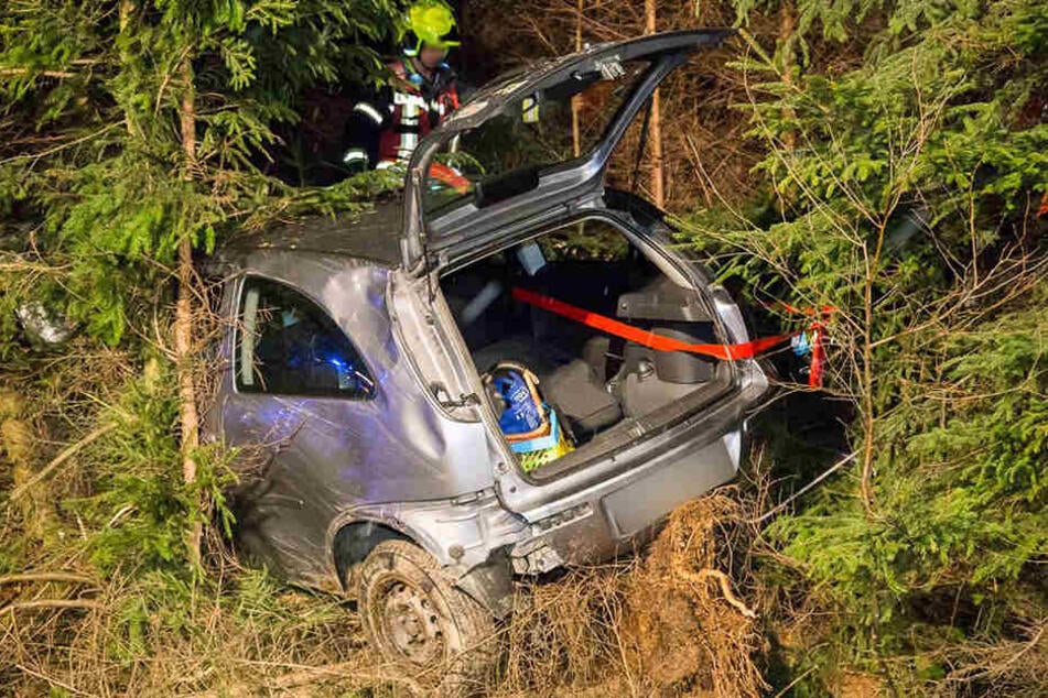 Die Fahrerin musste durch den Kofferraum aus dem Auto geholt werden.