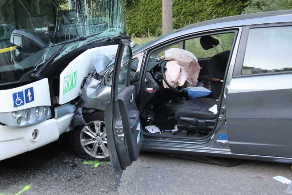 Die Autofahrerin wurde schwer verletzt, der Busfahrer überstand den Unfall unbeschadet.