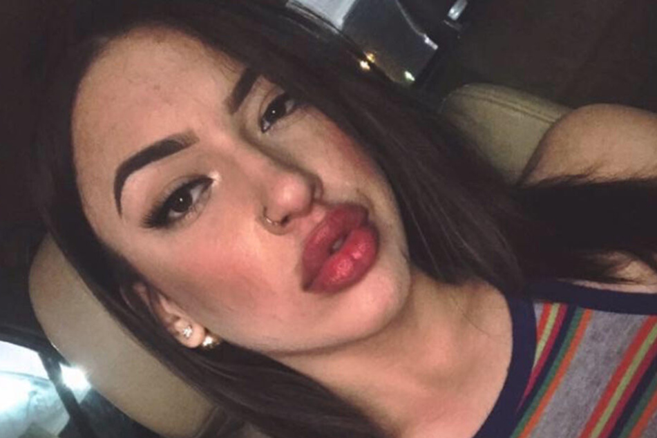 Carmen Lowe (23) gibt sich auf einem Selfie sexy.