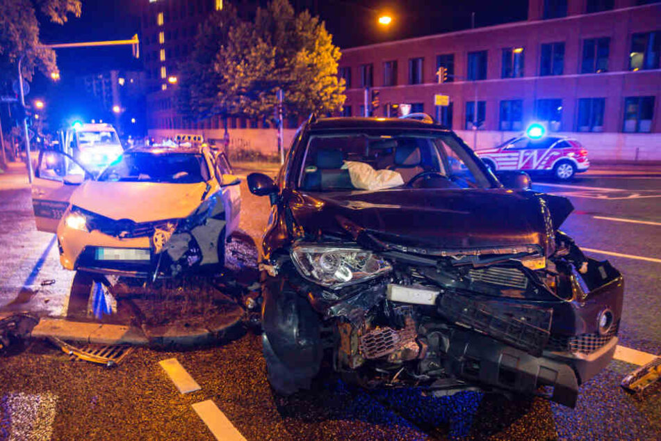 Der Chevrolet knallte auf der Kreuzung mit dem Taxi zusammen.