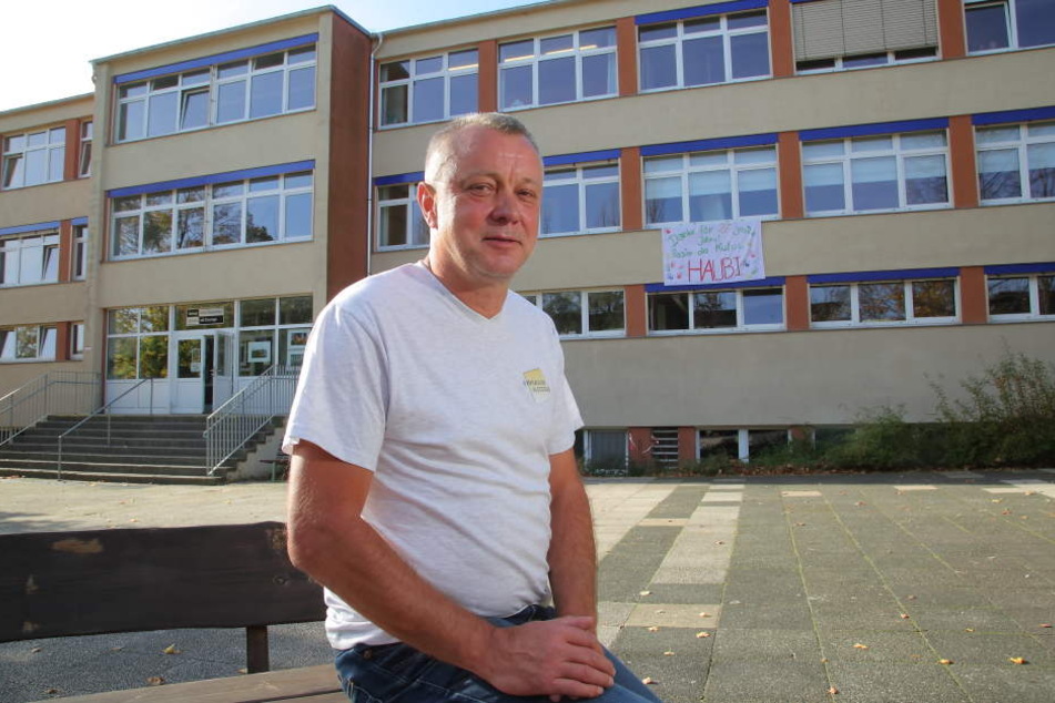 Frank Haubitz (59, parteilos) vor "seiner" Schule.