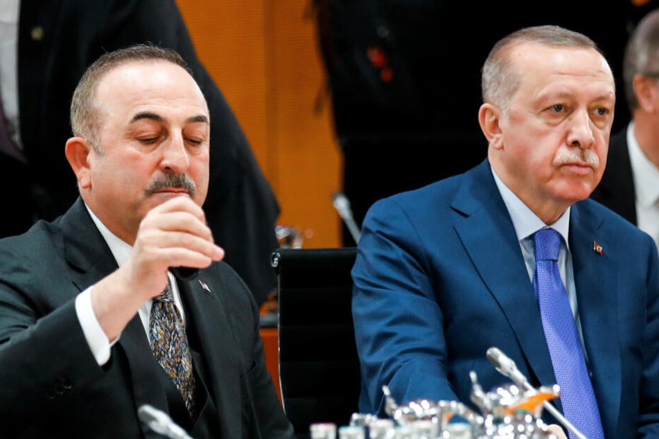 Recep Tayyip Erdogan (r), Präsident der Türkei sitzt neben Mevlüt Cavusoglu, Außenminister der Türkei, (l) zu Beginn der Libyen-Konferenz.