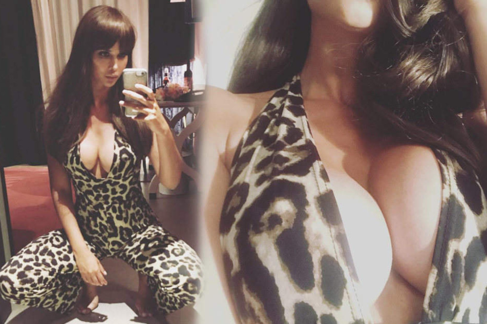 Im sexy Jumpsuit mit tiefen Ausschnitt posiert Micaela vor der Kamera.