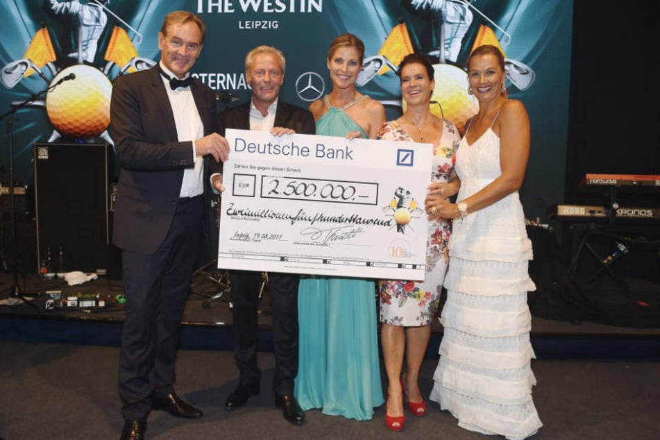 Im letzten Jahr kamen unglaubliche 2,5 Millionen Euro zusammen. Hier freuen sichOBM Burkhard Jung (60, SPD), Steffen Göpel (52), Radiomoderatorin Peggy Schmidt (50) und die Sportlerinnen Katharina Witt (52) und Franziska von Almsick (40).