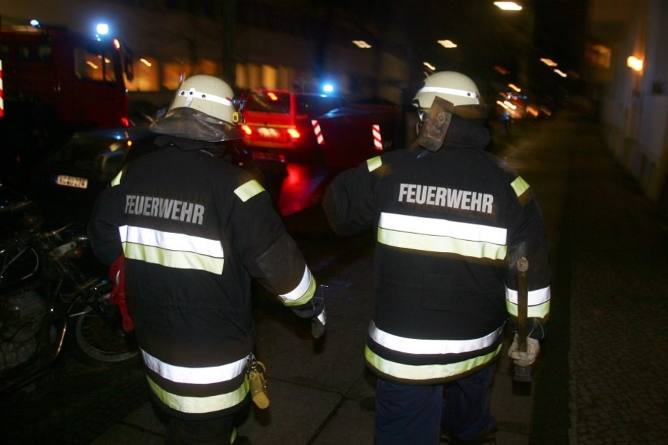 Die sieben Bewohner konnten sich alle unverletzt ins Freie retten (Symbolbild).