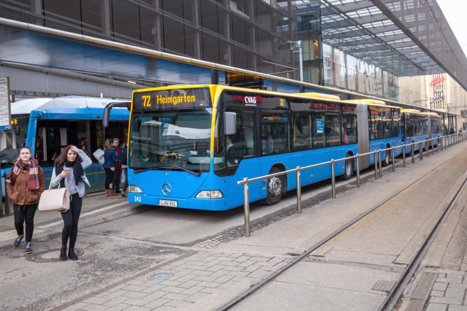 Bis jetzt fahren hier nur Busse: Der Bahnsteig 8 wird zum Bahngleis
umgebaut.