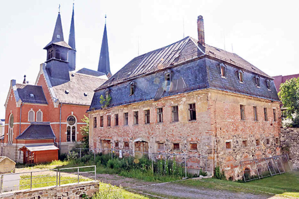 Im verfallenen Magazinhaus sollen Wohn- und Gewerbeflächen entstehen. Auf die
Freifläche baut die ZWG das neue Torhaus.