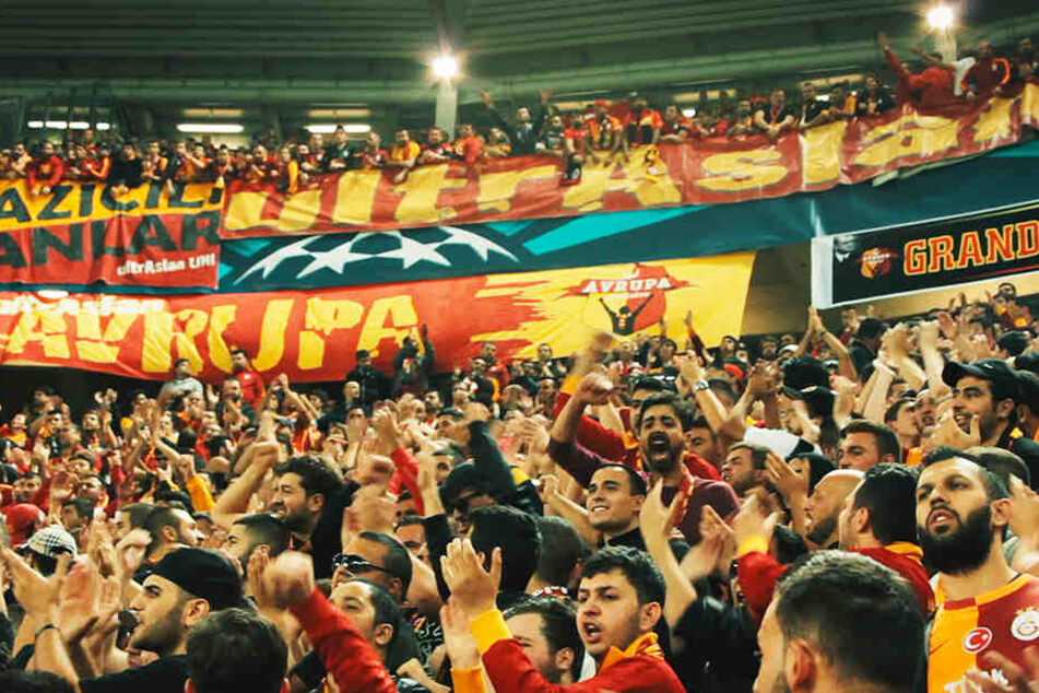Die Galatasaray-Fans bei einem Champions-League-Auswärtsspiel.