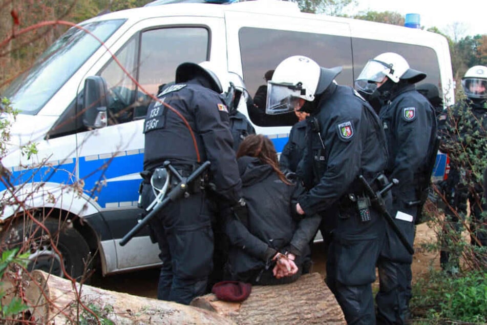 Mit massivem Aufgebot will die Polizei auch am Freitag den Einsatz fortsetzen.