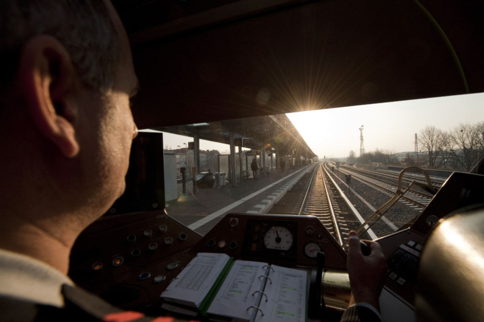 Unbekannte haben am Sonntagnachmittag Steine auf mehrere S-Bahn-Züge in Berlin geworfen (Symbolbild).
