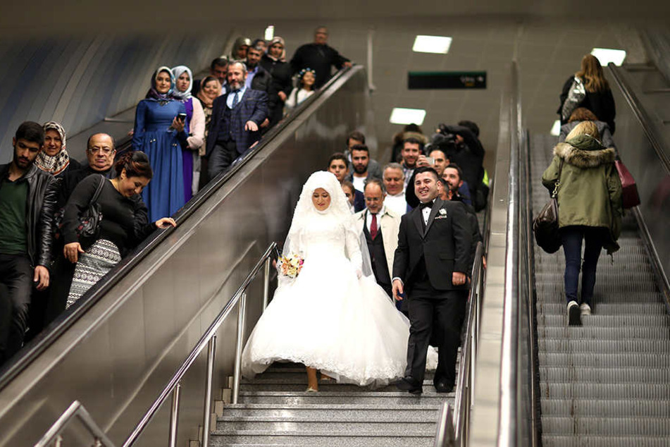 Ungewöhnliche Location für eine Hochzeit, aber dem Brautpaar scheint es zu gefallen.