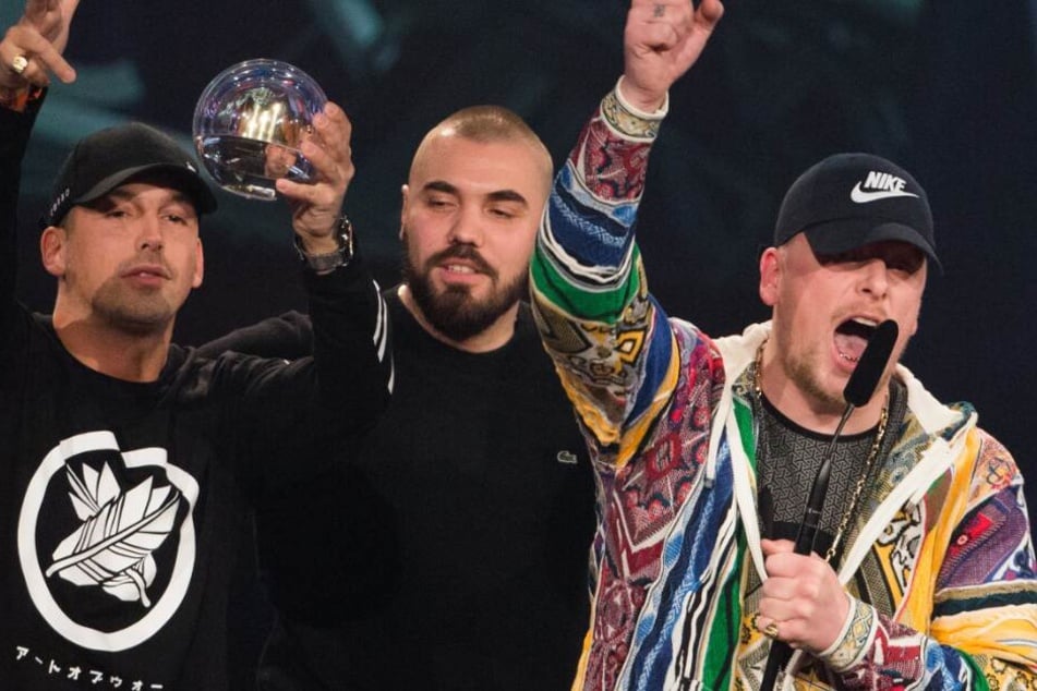 Bonez MC & Raf Camora freuen sich bei der Verleihung der 1Live Krone über ihren Preis in der Kategorie "Bester Hip-Hop-Act".