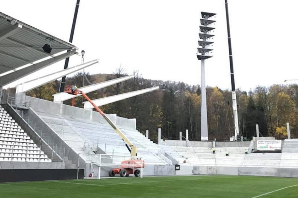 Hinten in der Mitte ist die Lücke zwischen Gäste- und Südtribüne geschlossen.
