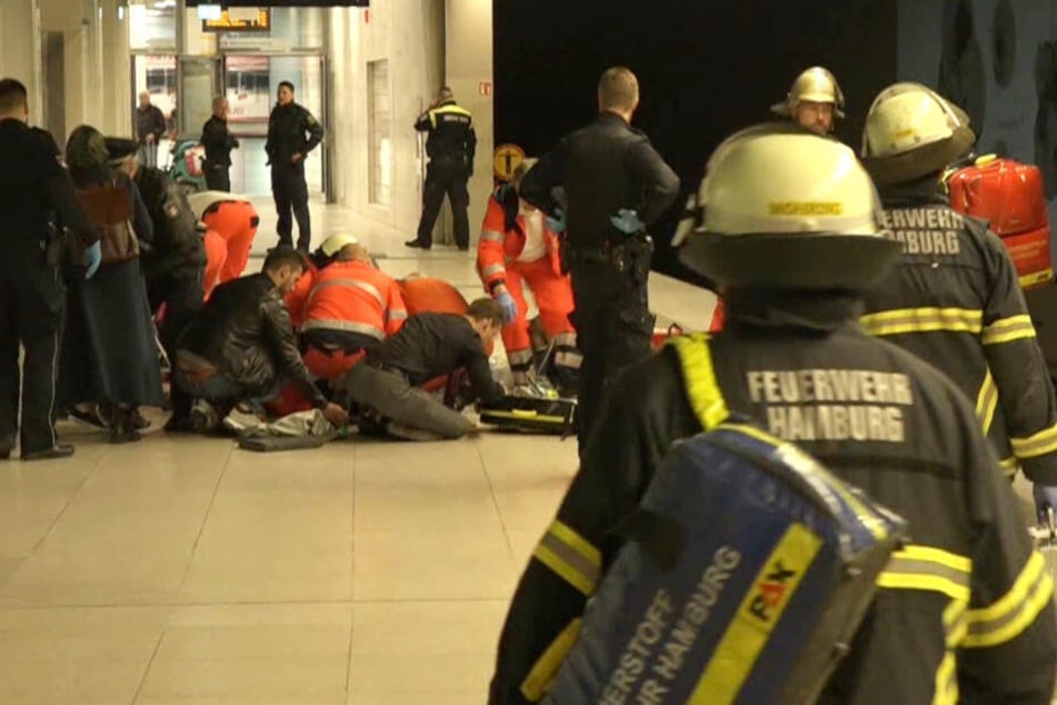 Rettungskräfte versorgten die Mutter und das Kind auf dem Bahnsteig.