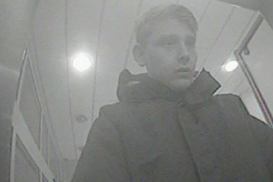 Mit diesem Bild aus einer Überwachungskamera sucht die Polizei einen EC-Karten-Betrüger.