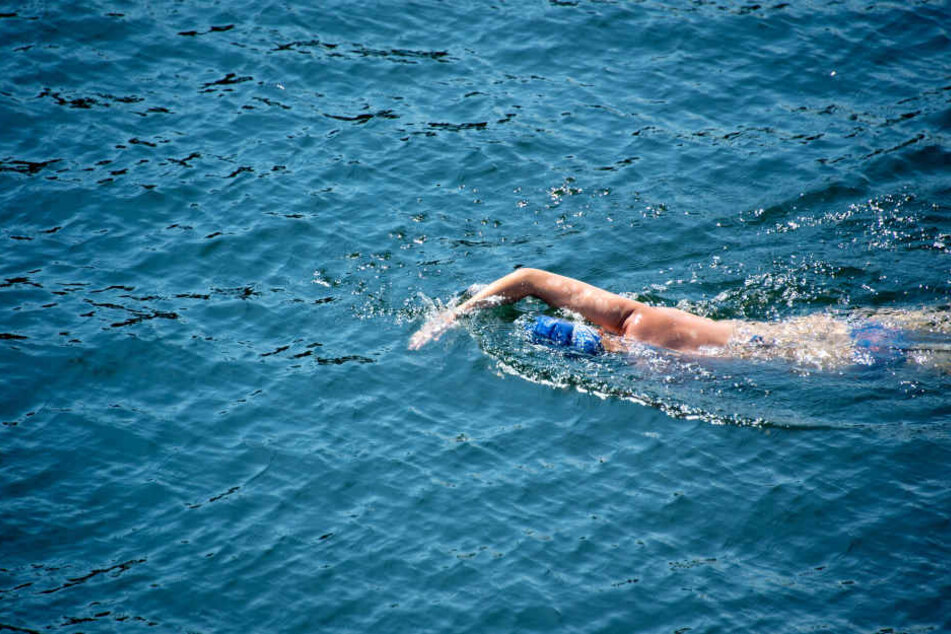 Eine Frau kehrte von einem Schwimm-Ausflug nicht zurück. Die Polizei sucht mit Hochdruck nach ihr. (Symbolbild)