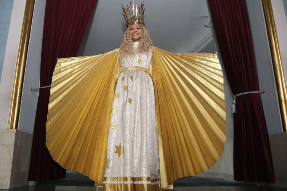 Benigna Munsi, das neue Nürnberger Christkind, steht während der offiziellen Kostümprobe in ihrem Gewand im Staatstheater Nürnberg.